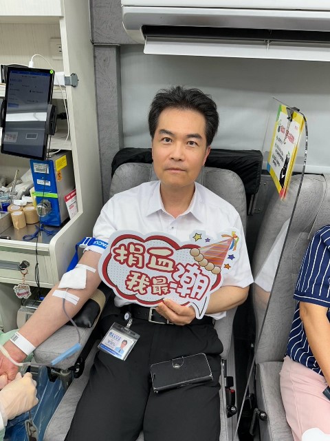 圖1_胸腔病院黃紹宗院長率先挽袖捐血　以行動拋磚引玉